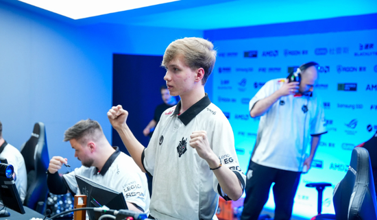 这么慢的队伍？ Xiaohao 和 Jyra 带领队伍抓住了 Baron，但被 EDward Gaming 和 LNG Esports 横扫，连续输掉三场比赛被淘汰